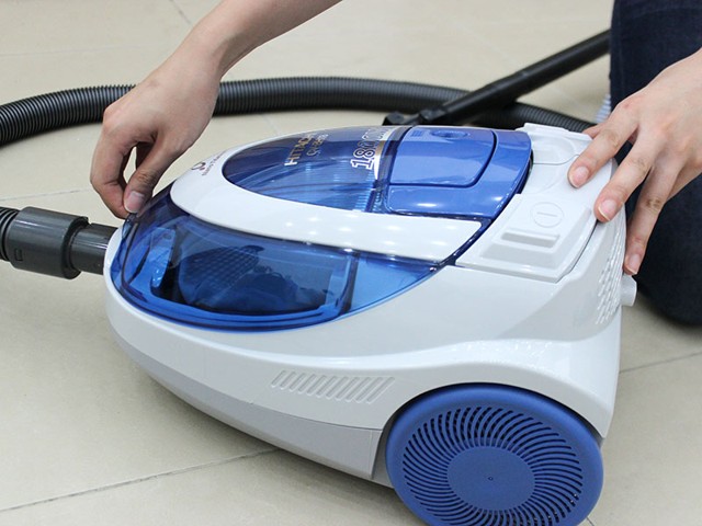cách tháo túi chứa rác máy hút bụi